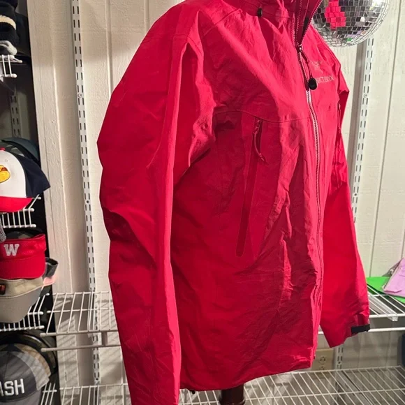 Arc’teryx Women’s Beta LT Jacket – GORE-TEX Pro - Picture 3 of 16